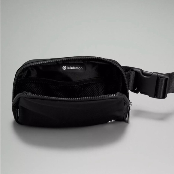 NEW Lululemon Everywhere Belt Bag Black - Picture 4 of 17